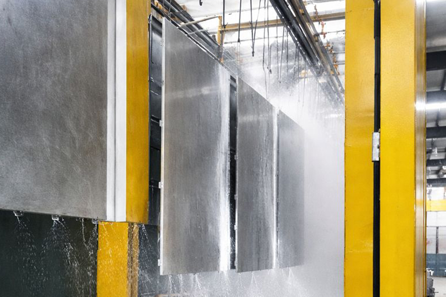 Изображение процесса очистки металла на заводе